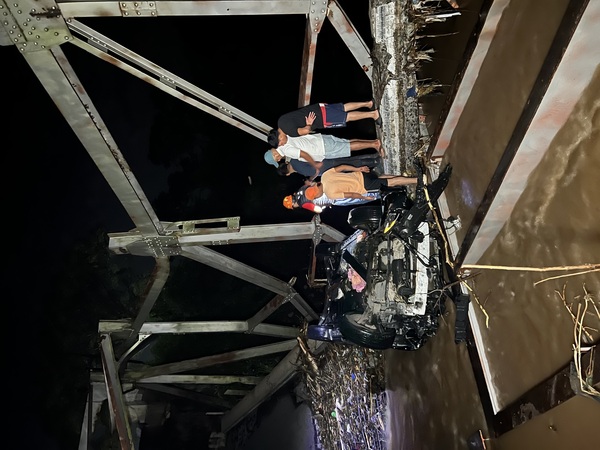 Padre e hijo mueren al precipitarse desde puente colapsado | Nuestro ...