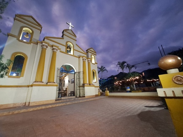 Más de diez mil luces iluminan el templo El Calvario | Nuestro Diario ...