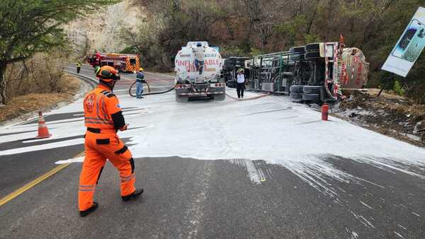 Camión cisterna pierde el control y vuelca en la CA-10 | Nuestro Diario ...