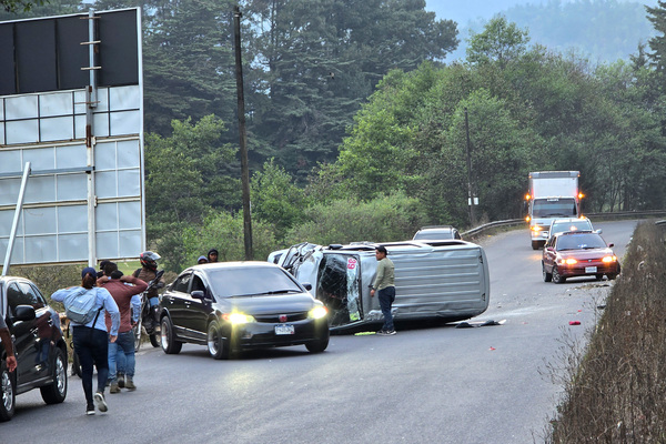 Conductor de microbús maneja bajo efectos de licor y vuelca | Nuestro ...