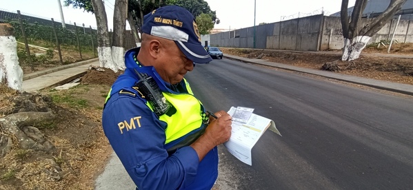 Conductor de microbús pone en riesgo a estudiantes | Nuestro Diario