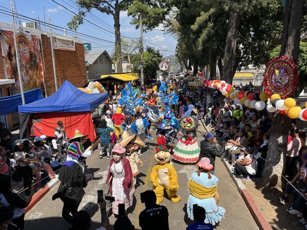 Convite llena de color, música y tradición la feria titular | Nuestro ...