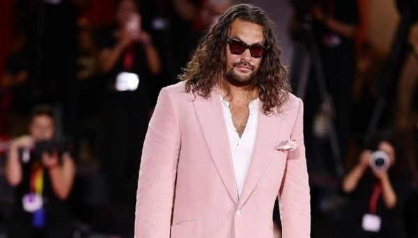Jason A Rosa Jason Momoa llega de rosa a Venecia acompañado de su hijo | Nuestro Diario