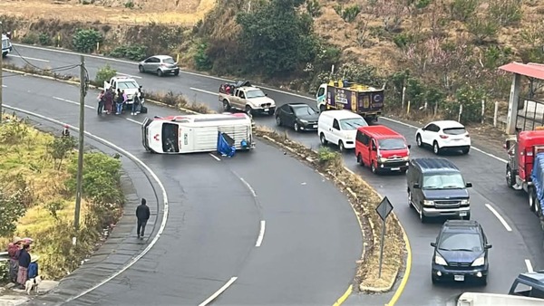 Conductor de microbús vuelca al llegar a una curva | Nuestro Diario