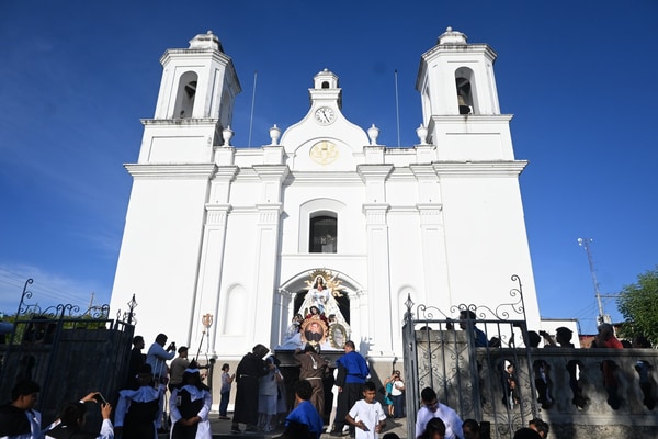 Adelantan procesión de Virgen Dolorosa por festejos patrios
