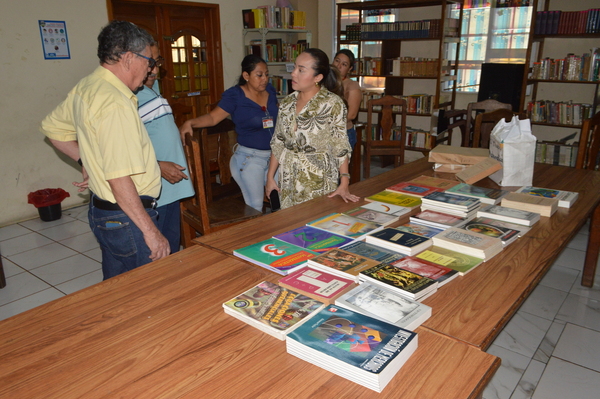 Catedrático universitario dona libros a Biblioteca Municipal | Nuestro ...
