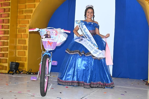 Coronan a Nicolle Palacios como nueva Niña Independencia