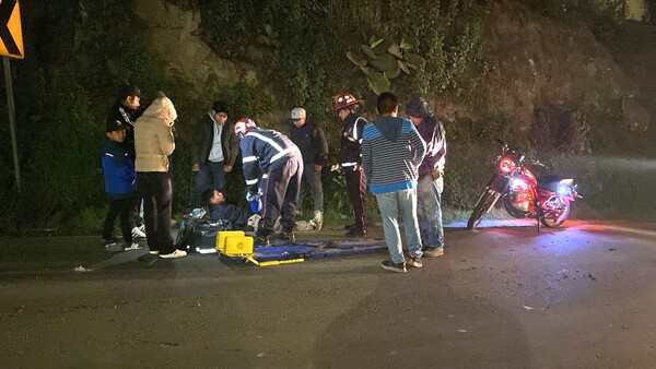 Motorista derrapa sobre carretera al esquivar baches | Nuestro Diario ...