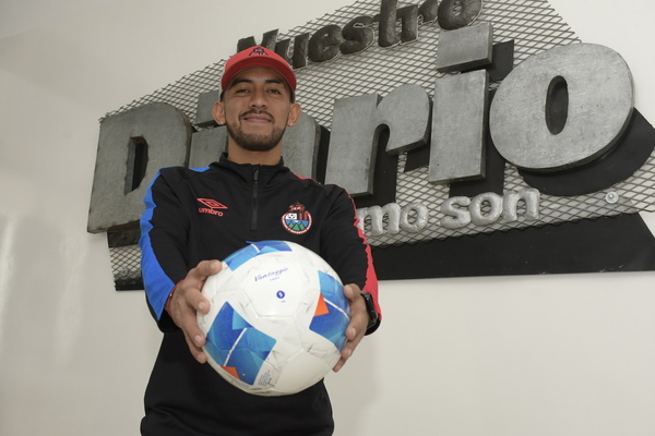 Aarón Reyes comparte sus logros y sueños en el futbol | Nuestro Diario ...