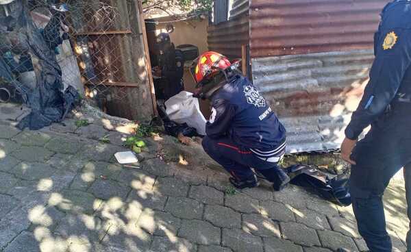 Localizan a hombre sin vida en la entrada de una casa | Nuestro Diario ...